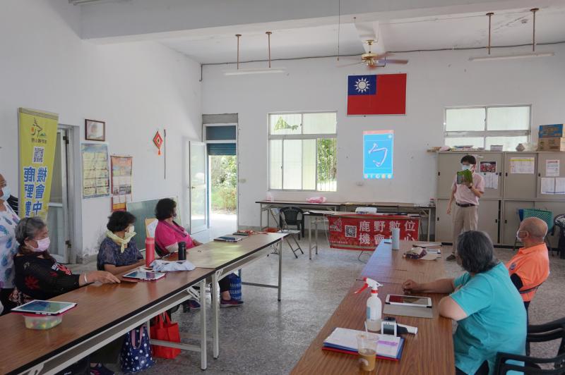 疫情期間-孫子在家用平板學ㄅㄆㄇ、英語學習