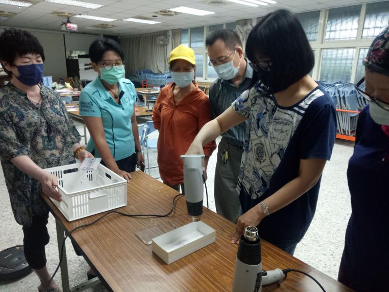 講師示範熱塑片的操作過程。
