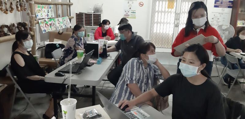 講師協助學員江雷雕出來的木板組合