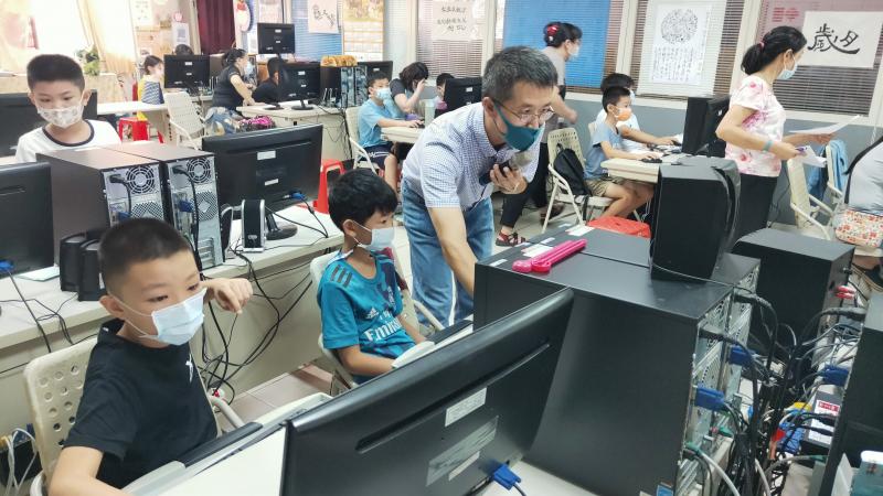 親子共學，Scratch3.0程式設計，先申請帳號密碼，在熟悉介面功能及練習操作。