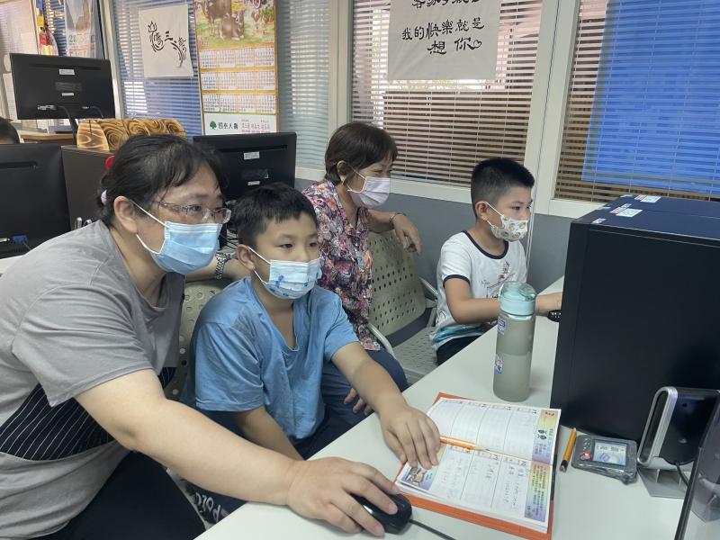 經過不斷練習，動畫貼圖作品，會用一句成語改編成3-4格動畫，加入背景音效及變換圖片呈現。