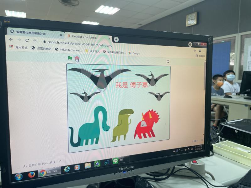 學員會用自己所學，設計出不同風格的自我介紹作品。
