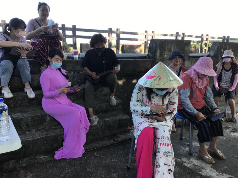 新住民學員認真使用平板電腦學習