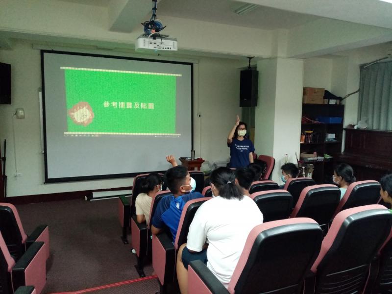 講師說明課程內容，請有不懂的學員可以舉手發問