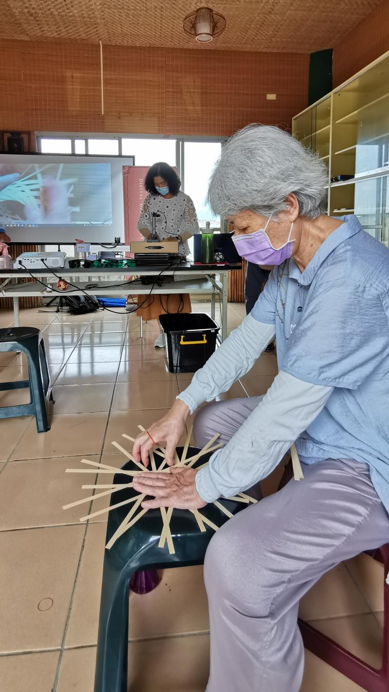 學員參考講師在螢幕上的示範來操作編織