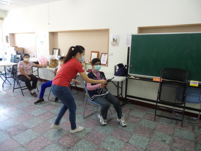 講師教導學員使用3c設備
