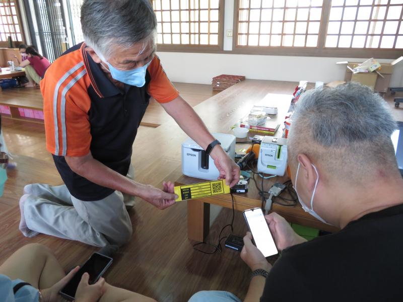 講師教導商品LOGO的設計概念(進階)，利用商用型標籤機設定QR CODE資料與店家資訊輸出