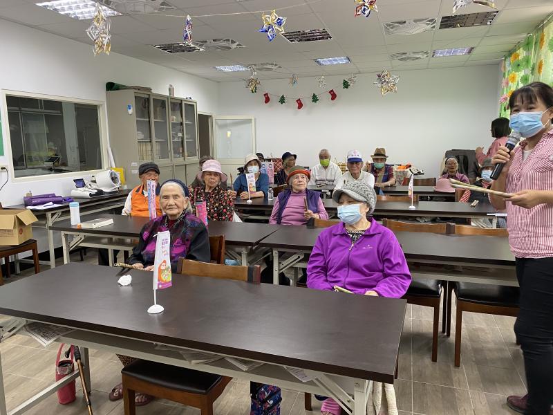 講師運用簡報講述雷雕編織課程