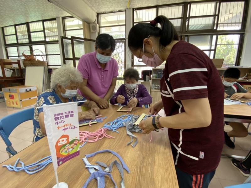 講師教導學員使用編織版