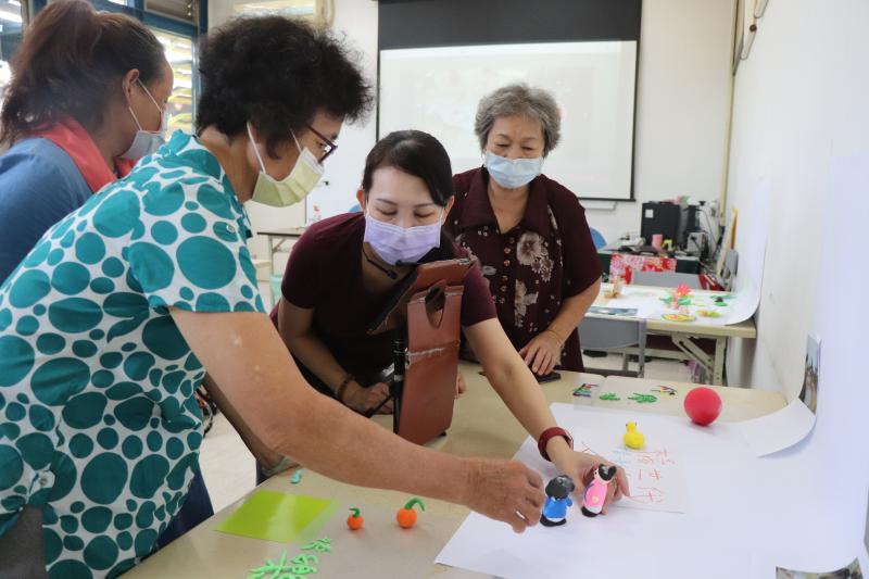 老師指導學員操作練習