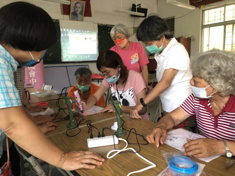 老師教導學員如何操作3D列印筆
