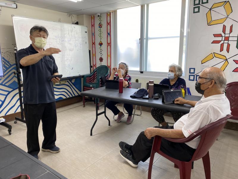 太麻里DOC牧師，先行介紹課程內容並宣傳網路資安訊息及網路素養與認知網站。