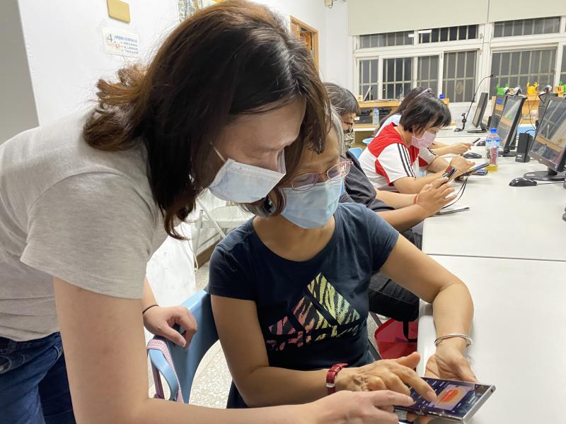 認真的學員積極詢問切割影片功能
