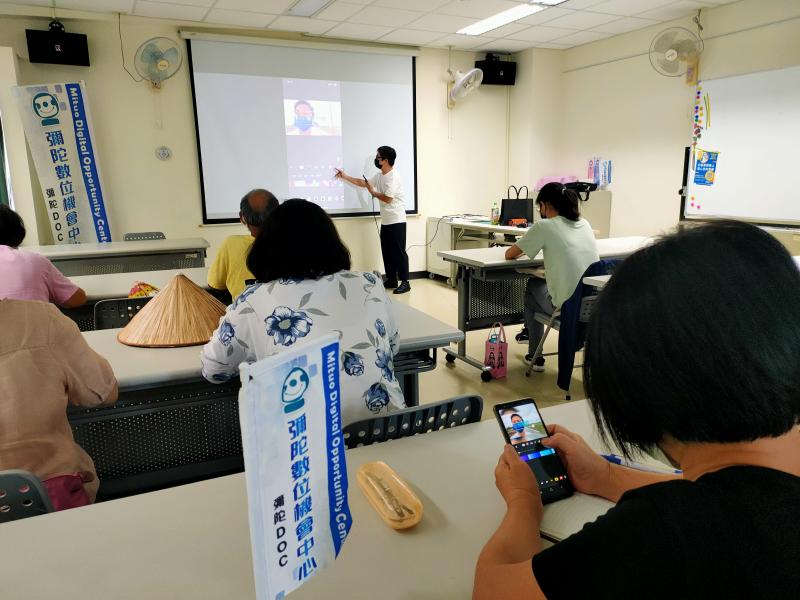課程中提供老師自己的素材教學員如何用編修軟體把字體插入到影片當中，學員用自己手機也跟著老師一步步進行