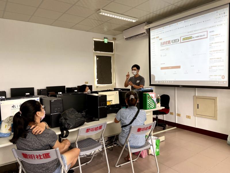 教導學員使用賣貨便來建立自己的商家