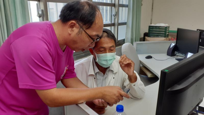 老師操作給學員學習，讓學員可以練習及操作。