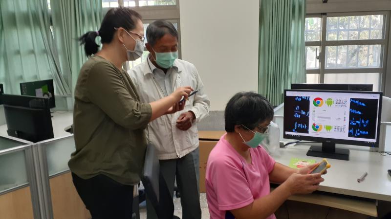 學員遇到問題都會互相討論，共同研究找出問題來解決。
