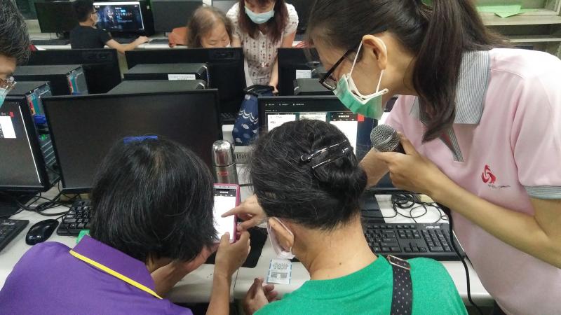 進行課程巡堂確認學員學習狀況