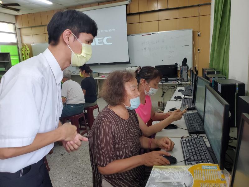 學員有問題詢問講師