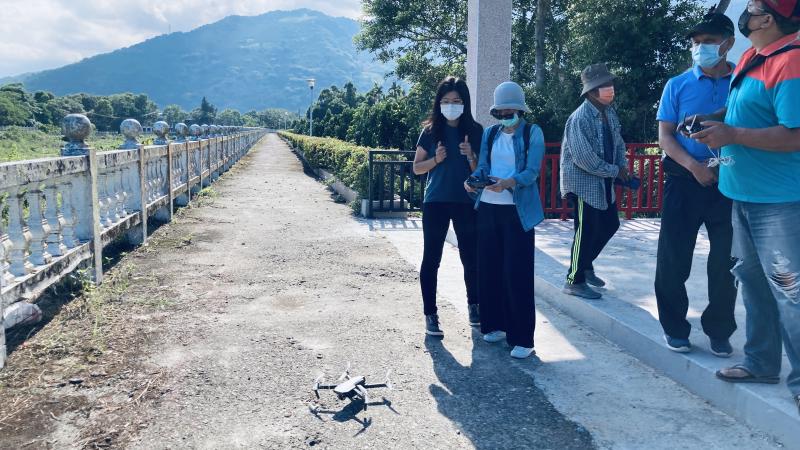 學員練習使用較大型空拍機