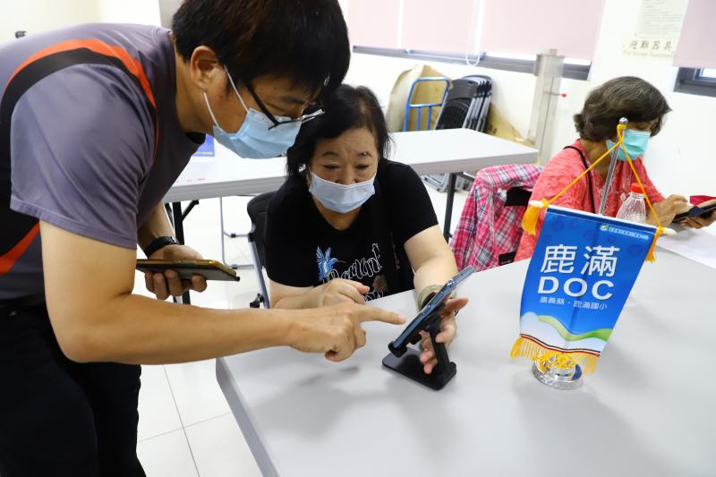 講師個別指導民眾無聲傳送