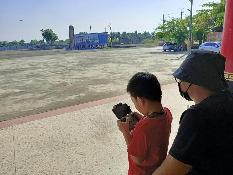 阿公帶孫子一起來參加空拍機飛行班的課程，  小孫子比阿公更快學會控制的技巧。