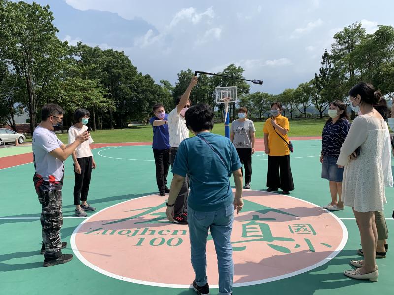 講師指導學員在戶外場地實際操作