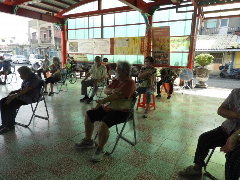 這個阿嬤中間休息時，說她們很喜歡做運動。