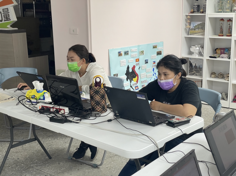 學員專心聽講後自行練習