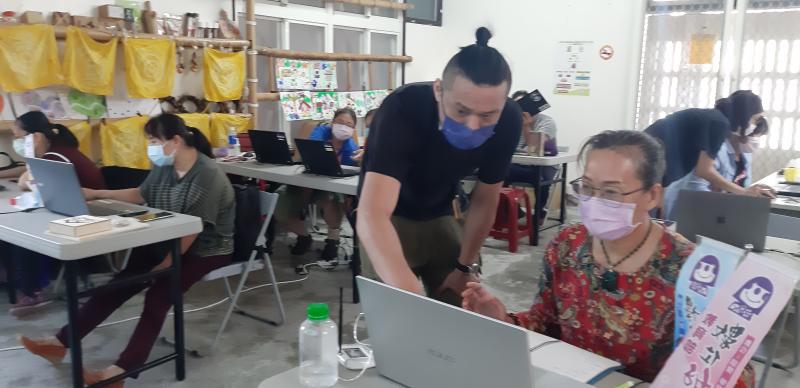講師協助學員運用筆電設計自己產業的文宣