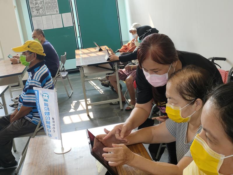 老師教學員們如何下載平板的小游戲、生活便利小工具，這些APP讓長輩除了可以學習與體驗外，還可以讓小手指靈活動一動