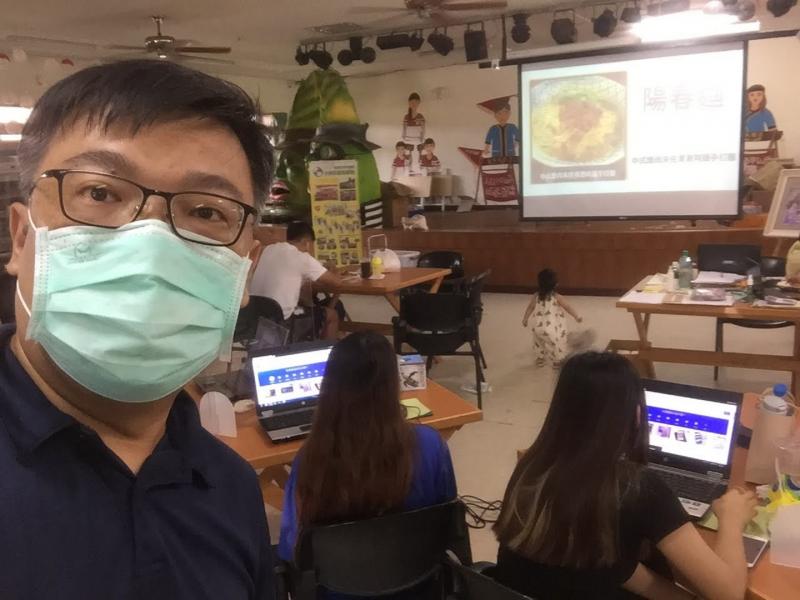 學員實際上機操作CANVA軟體進行設計