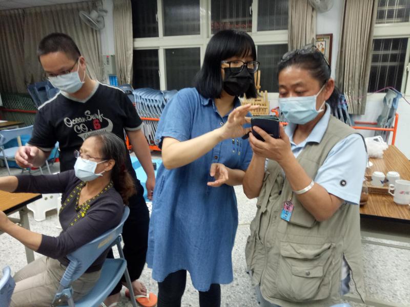 講師與學員熱絡討論問題中