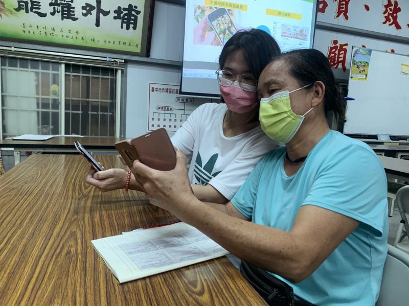 學員相互討論學習