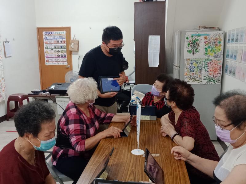 認識平板電腦基本操作，如何開關機及一些小工具查詢功能。