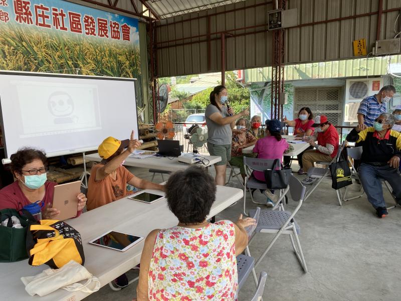 講師帶大家認識芬園數位機會中心