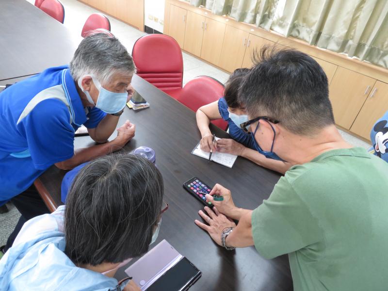講師與小組討論作品的呈現與拍攝