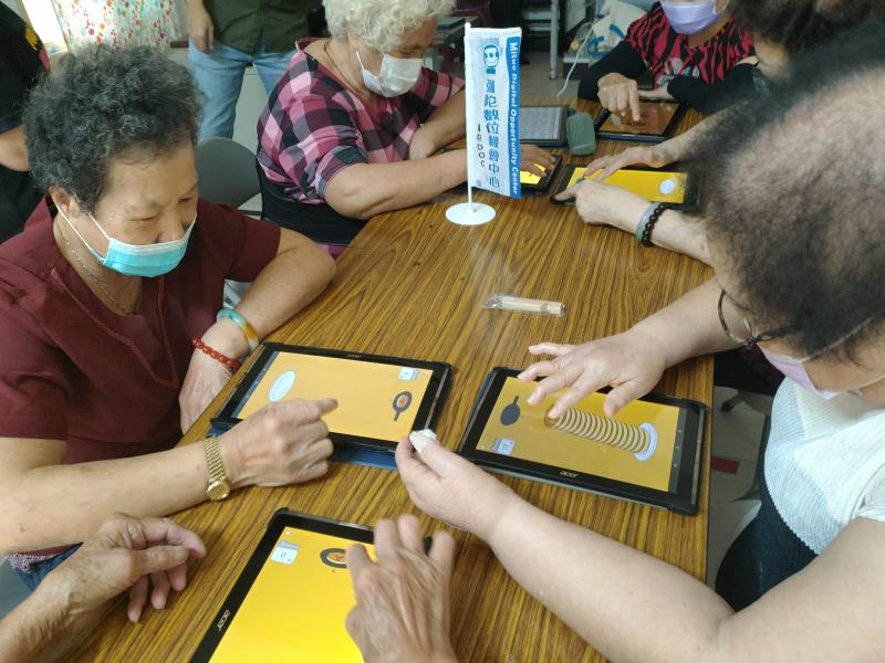 老師介紹平板如何下載安裝游戲，一些基礎APP 進行查詢功能、瀏覽器介紹及操作，每個步聚她們自己體驗