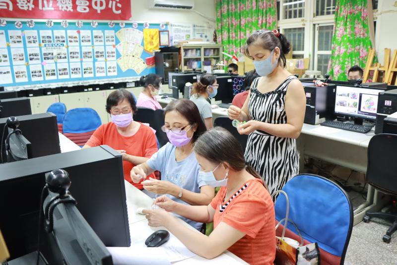 學員捏塑自己的劇情人物道具。