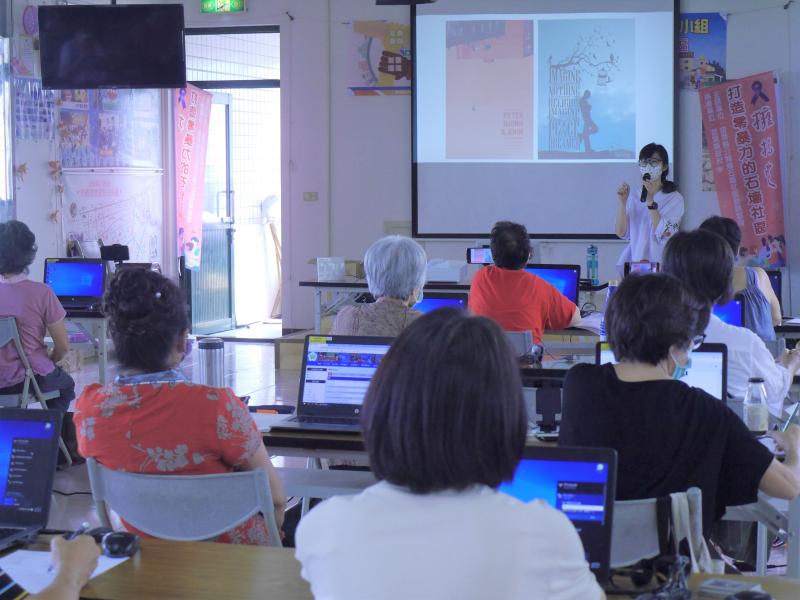 講師在台前以簡報說明海報的構圖法