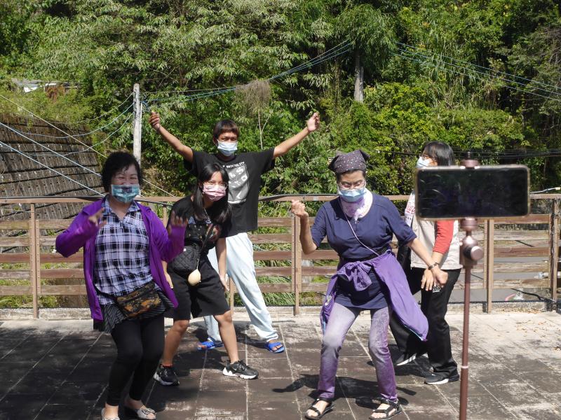學員們在鏡頭前開心舞動