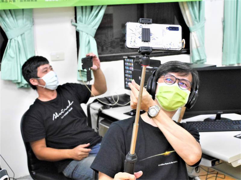 青農使用手機和自拍棒進行直播練習