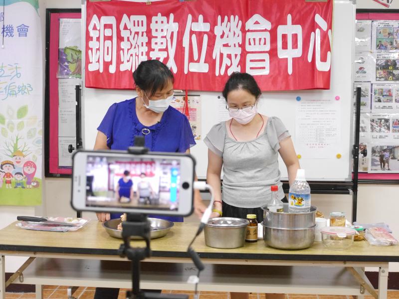 學員進行室內的美食廚藝直撥