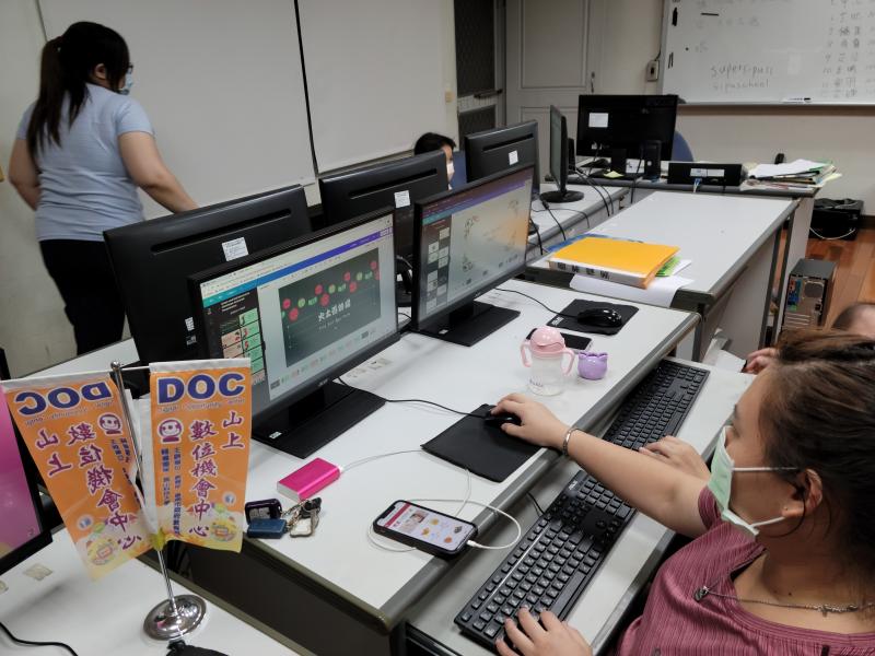 學員正在練習如何操作