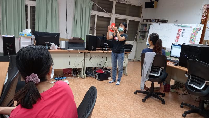 今日這堂課我們將利用小畫家軟用，來設計創意紅包袋 在上課前老師先介紹紅包袋的製作流程