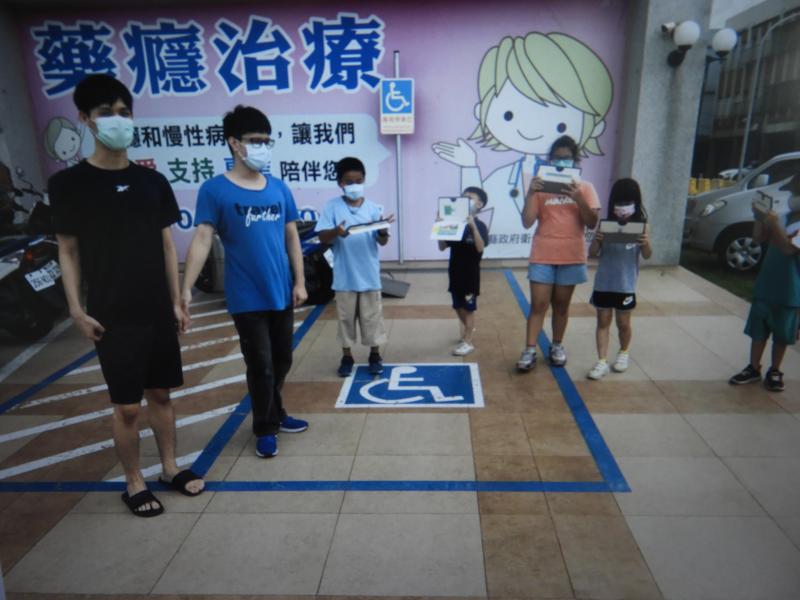 宜蘭大學志工團協助拍照