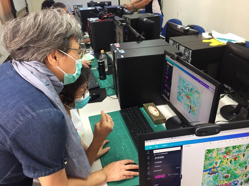 由學員於實機操作編輯地圖上課情形
