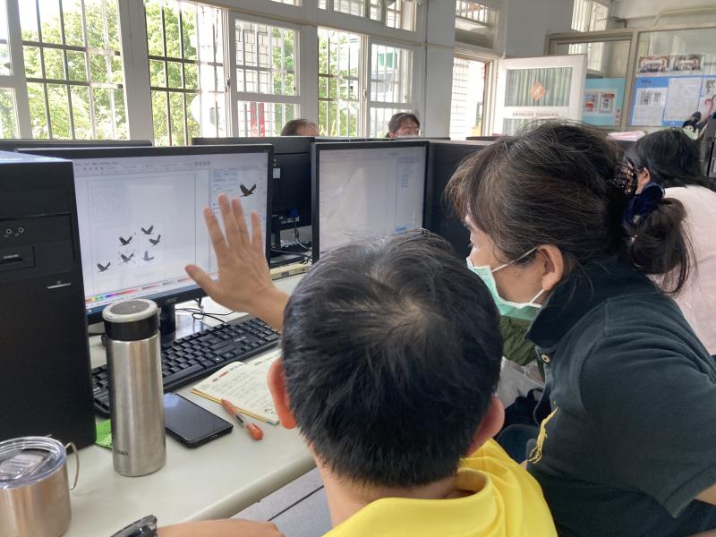 老師親切的指導學員進行設計