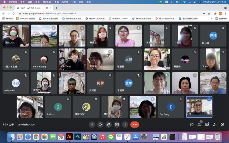 老師透過線上視訊課程，與學員進行編排設計課程教學