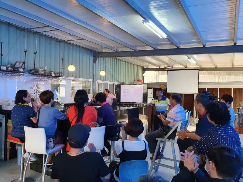 學員認真吸收蘭花花苗產業現況介紹及花苗智慧培育系統應用課程